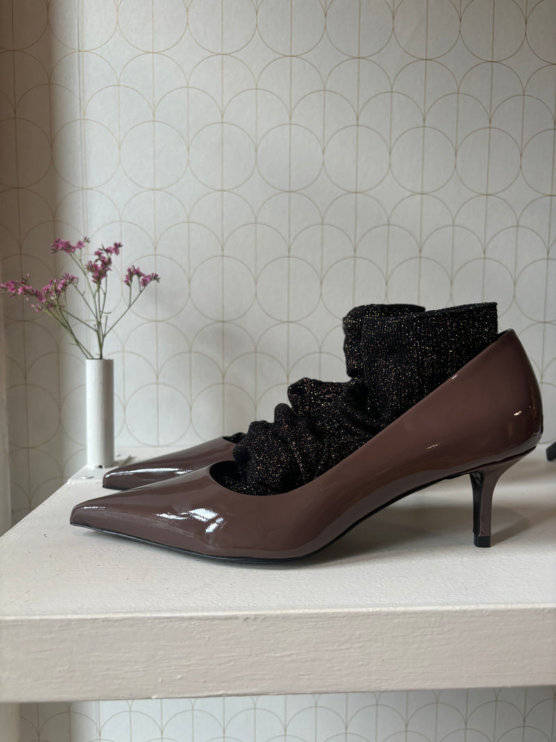 Cacao décolleté patent finish