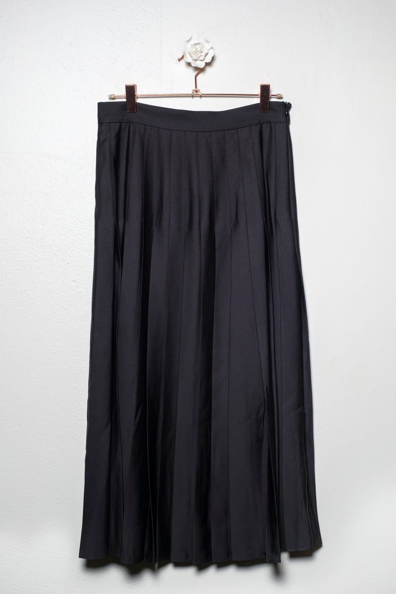 wide fold skirt