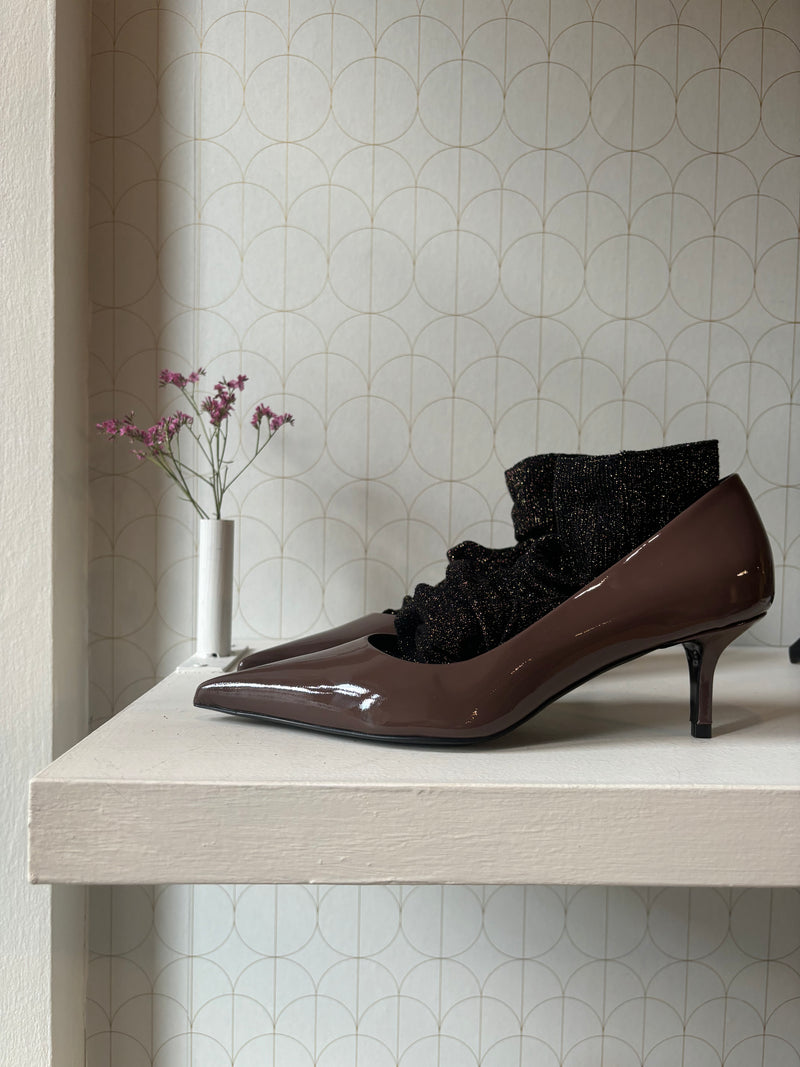 Cacao décolleté patent finish