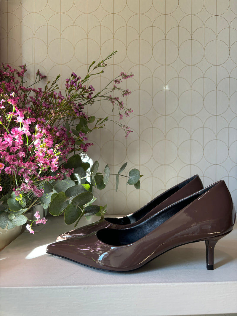 Cacao décolleté patent finish