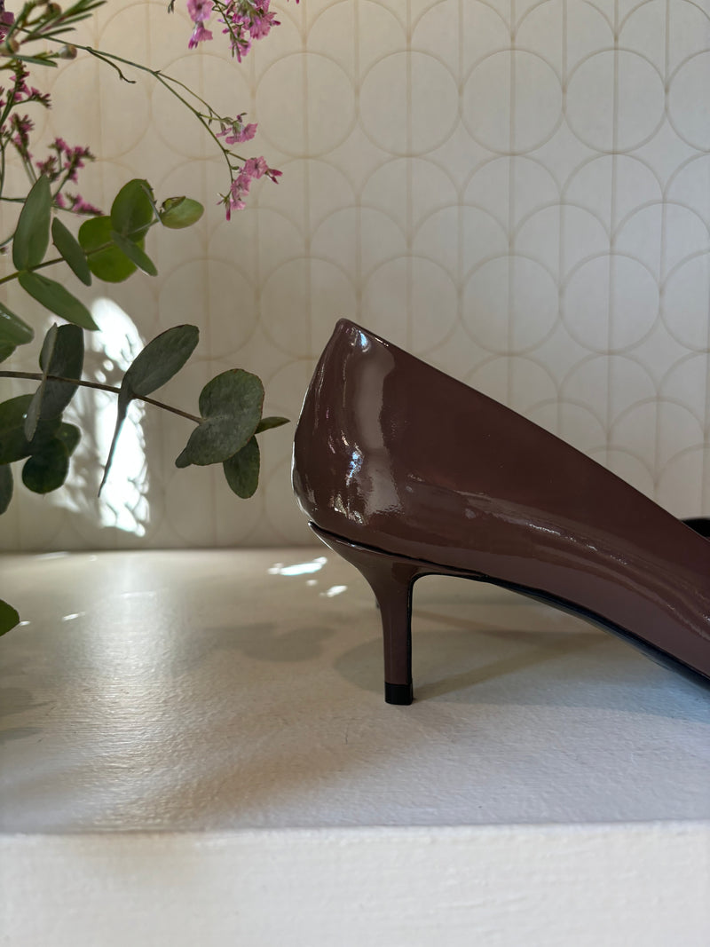 Cacao décolleté patent finish
