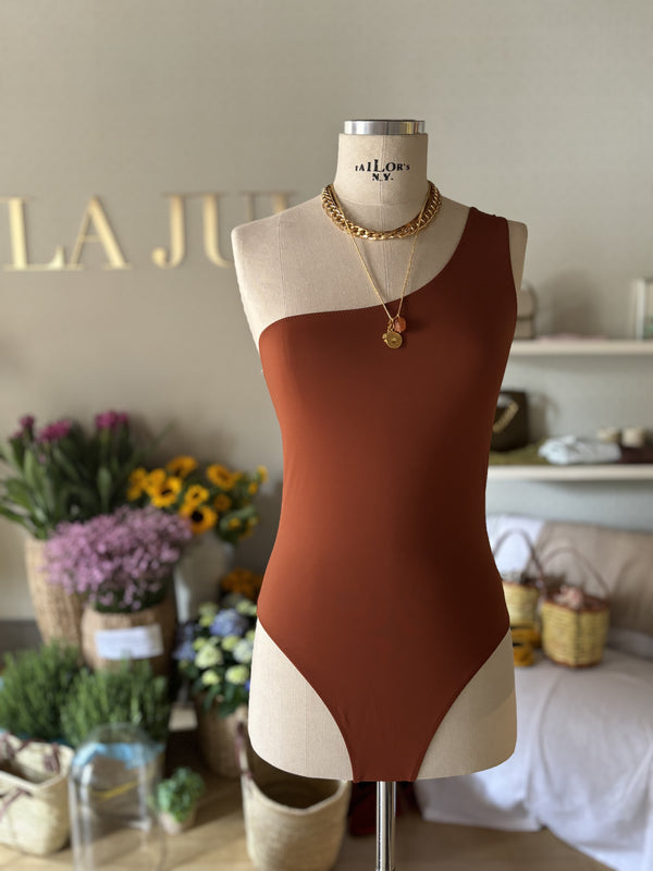 One-shoulder swimsuit