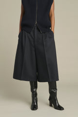 BERMUDA OVER CON PINCES IN LANA NAVY