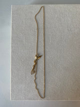 Collana girocollo con piuma e ciondolo