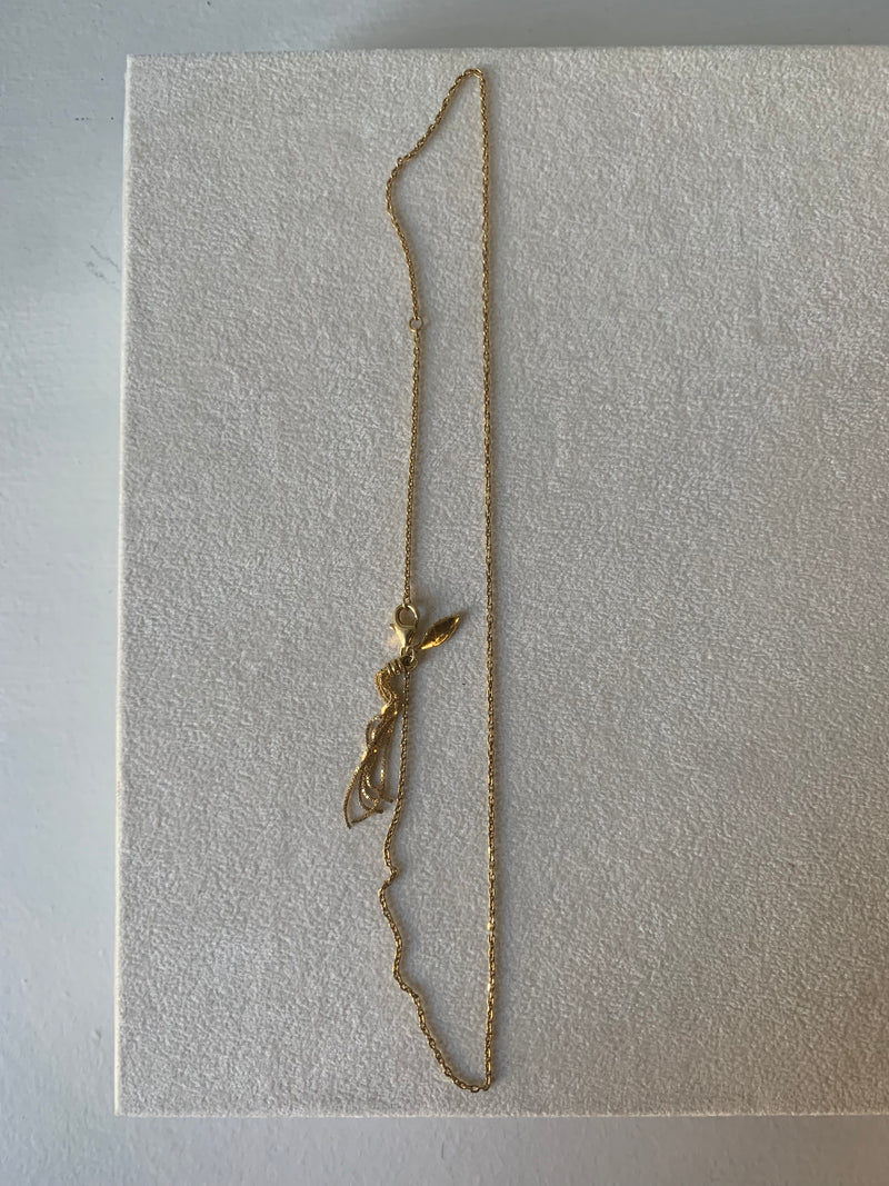 Collana girocollo con piuma e ciondolo